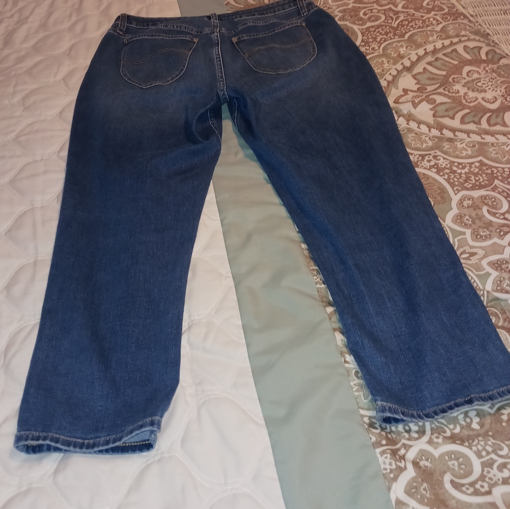 Lee's Mid Rise Capri's Size  12M - Picture 4 of 9